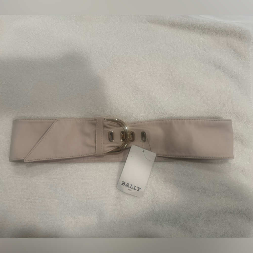 NWT Bally wide cream leather belt with gold hardware. Size 95 - Picture 2 of 3